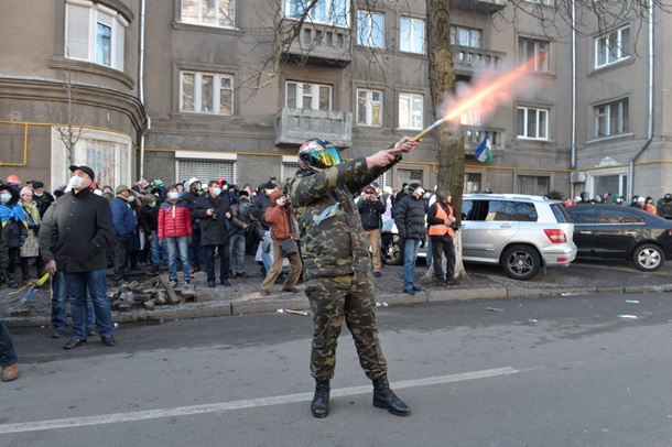 В ход пошли палки, камни и коктейли Молотова В ход пошли палки, камни и коктейли Молотова