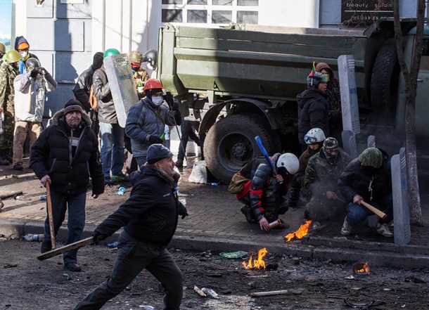 В ход пошли палки, камни и коктейли Молотова В ход пошли палки, камни и коктейли Молотова