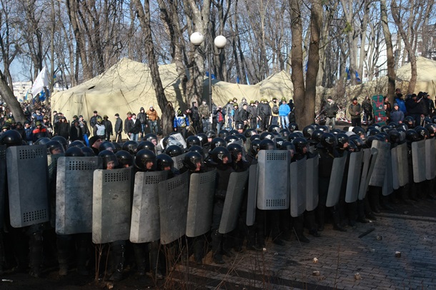 Противостояние в Мариинском парке Противостояние в Мариинском парке