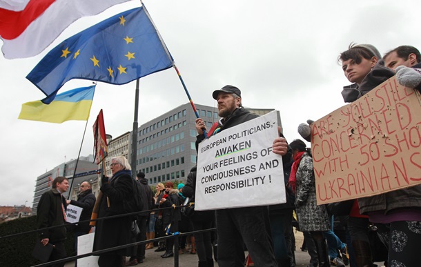 Украинцы вышли на митинги по всему миру