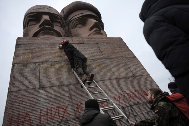 Попытки уничтожить памятник чекистам в Киеве