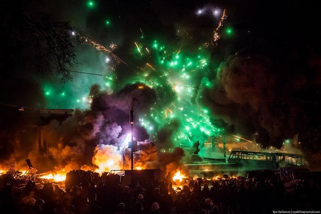 На Майдане остались ночевать около 100 тысяч активистов: стрельба, взрывы, новые баррикады и катапульта-2