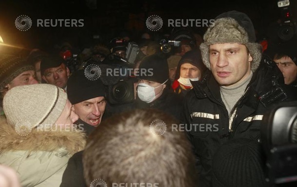 Недовольство оппозицией, захват зданий и молитва по убитым. Фото главных событий в Киеве 24 января Недовольство оппозицией, захват зданий и молитва по убитым. Фото главных событий в Киеве 24 января