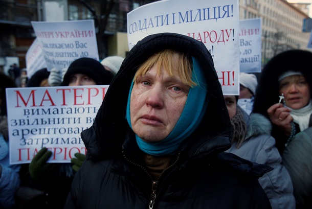 Недовольство оппозицией, захват зданий и молитва по убитым. Фото главных событий в Киеве 24 января Недовольство оппозицией, захват зданий и молитва по убитым. Фото главных событий в Киеве 24 января