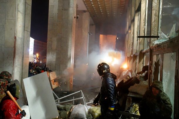 Протестующие берут штурмом Украинский дом Протестующие берут штурмом Украинский дом