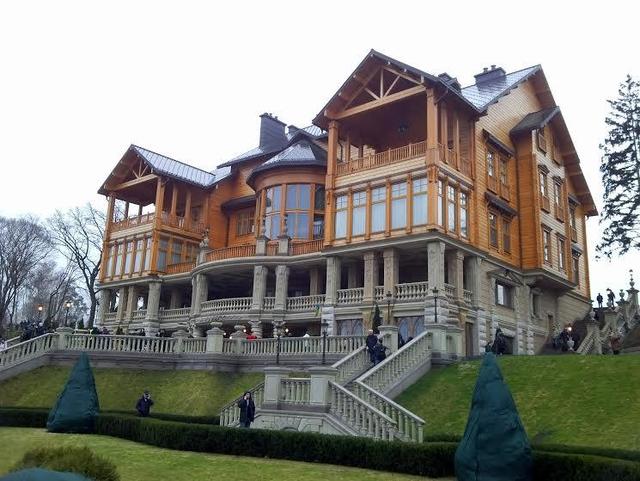 Роскошь Межигорья Януковича: яхты, элитные авто, портрет из золота, зоопарк и гольф поле. ФОТОрепортаж+ВИДЕО Роскошь Межигорья Януковича: яхты, элитные авто, портрет из золота, зоопарк и
гольф поле. ФОТОрепортаж+ВИДЕО