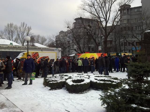 ПР согнала под Раду свой титушколенд: платят 200 гривен за день. ФОТОрепортаж+ВИДЕО ПР согнала под Раду свой титушколенд: платят 200 гривен за день. ФОТОрепортаж+ВИДЕО