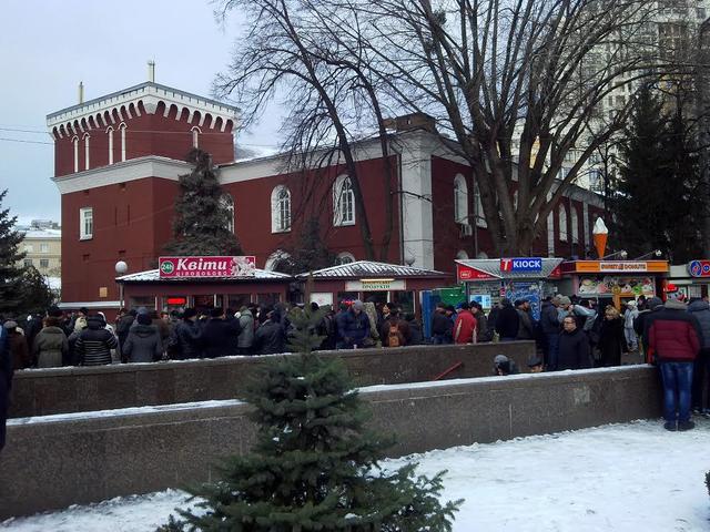 ПР согнала под Раду свой титушколенд: платят 200 гривен за день. ФОТОрепортаж+ВИДЕО ПР согнала под Раду свой титушколенд: платят 200 гривен за день. ФОТОрепортаж+ВИДЕО