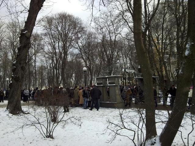 ПР согнала под Раду свой титушколенд: платят 200 гривен за день. ФОТОрепортаж+ВИДЕО ПР согнала под Раду свой титушколенд: платят 200 гривен за день. ФОТОрепортаж+ВИДЕО