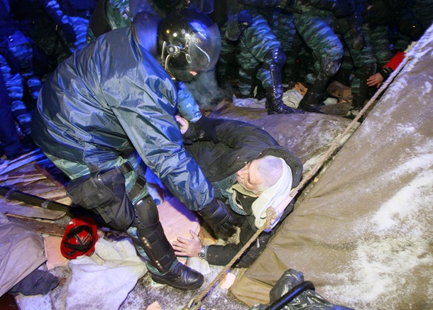 Начало штурма Евромайдана. Фоторепортаж из центра Киева в ночь на 11 декабря Начало штурма Евромайдана. Фоторепортаж из центра Киева в ночь на 11 декабря