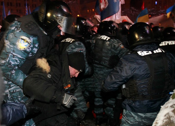 Начало штурма Евромайдана. Фоторепортаж из центра Киева в ночь на 11 декабря Начало штурма Евромайдана. Фоторепортаж из центра Киева в ночь на 11 декабря
