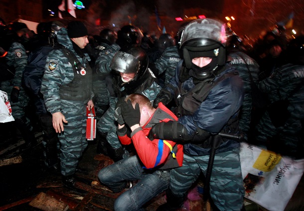 Начало штурма Евромайдана. Фоторепортаж из центра Киева в ночь на 11 декабря Начало штурма Евромайдана. Фоторепортаж из центра Киева в ночь на 11 декабря