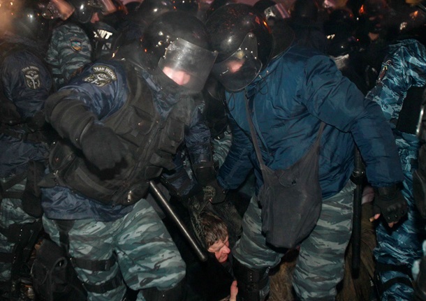 Начало штурма Евромайдана. Фоторепортаж из центра Киева в ночь на 11 декабря Начало штурма Евромайдана. Фоторепортаж из центра Киева в ночь на 11 декабря