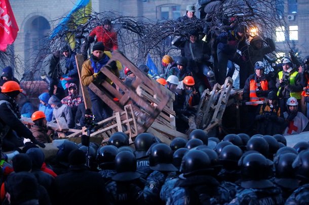 Начало штурма Евромайдана. Фоторепортаж из центра Киева в ночь на 11 декабря Начало штурма Евромайдана. Фоторепортаж из центра Киева в ночь на 11 декабря