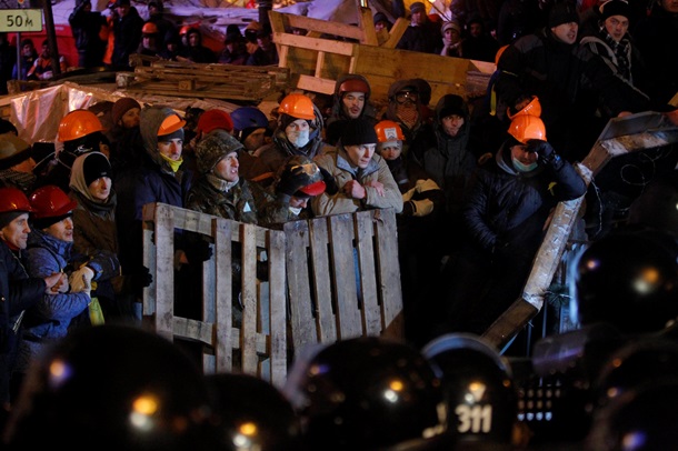 Начало штурма Евромайдана. Фоторепортаж из центра Киева в ночь на 11 декабря Начало штурма Евромайдана. Фоторепортаж из центра Киева в ночь на 11 декабря
