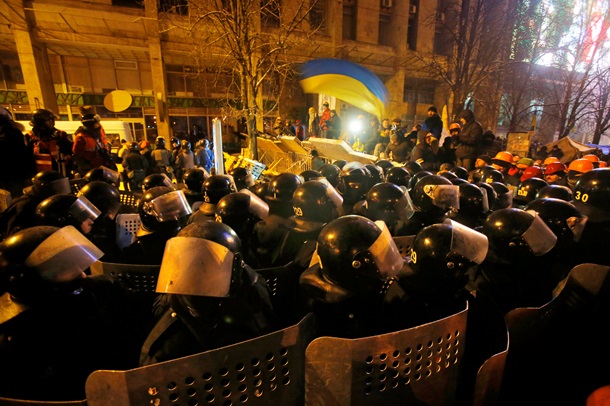 Начало штурма Евромайдана. Фоторепортаж из центра Киева в ночь на 11 декабря Начало штурма Евромайдана. Фоторепортаж из центра Киева в ночь на 11 декабря
