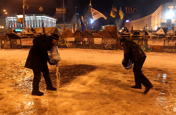 Начало штурма Евромайдана. Фоторепортаж из центра Киева в ночь на 11 декабря Начало штурма Евромайдана. Фоторепортаж из центра Киева в ночь на 11 декабря