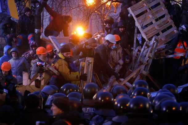 Начало штурма Евромайдана. Фоторепортаж из центра Киева в ночь на 11 декабря Начало штурма Евромайдана. Фоторепортаж из центра Киева в ночь на 11 декабря
