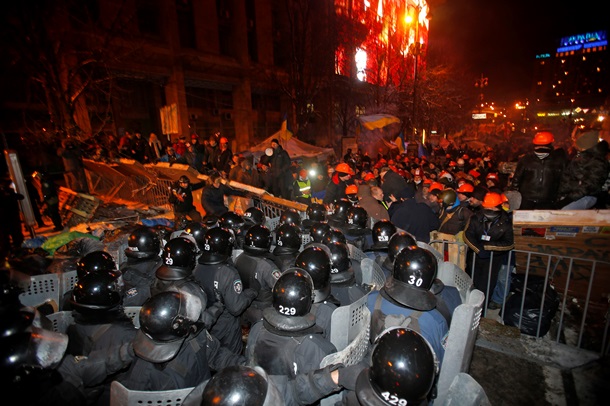 Начало штурма Евромайдана. Фоторепортаж из центра Киева в ночь на 11 декабря Начало штурма Евромайдана. Фоторепортаж из центра Киева в ночь на 11 декабря