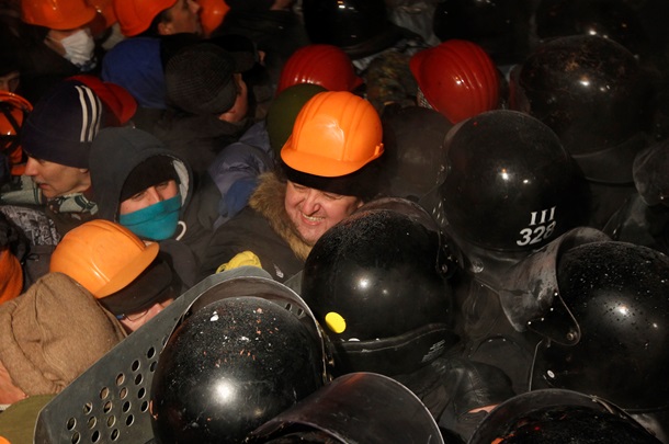 Начало штурма Евромайдана. Фоторепортаж из центра Киева в ночь на 11 декабря Начало штурма Евромайдана. Фоторепортаж из центра Киева в ночь на 11 декабря
