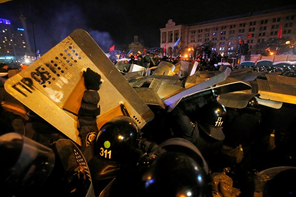 Начало штурма Евромайдана. Фоторепортаж из центра Киева в ночь на 11 декабря Начало штурма Евромайдана. Фоторепортаж из центра Киева в ночь на 11 декабря