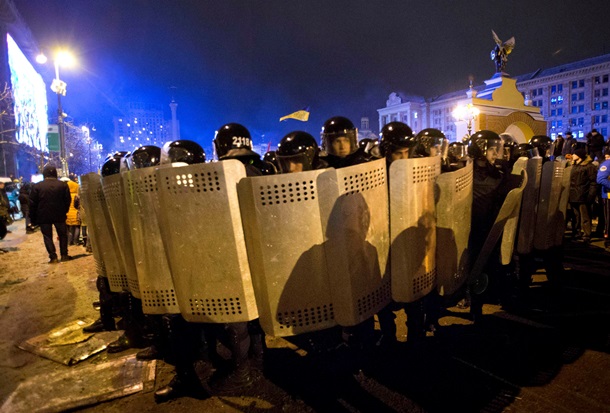 Начало штурма Евромайдана. Фоторепортаж из центра Киева в ночь на 11 декабря Начало штурма Евромайдана. Фоторепортаж из центра Киева в ночь на 11 декабря