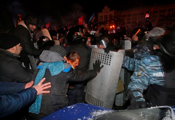 Начало штурма Евромайдана. Фоторепортаж из центра Киева в ночь на 11 декабря Начало штурма Евромайдана. Фоторепортаж из центра Киева в ночь на 11 декабря