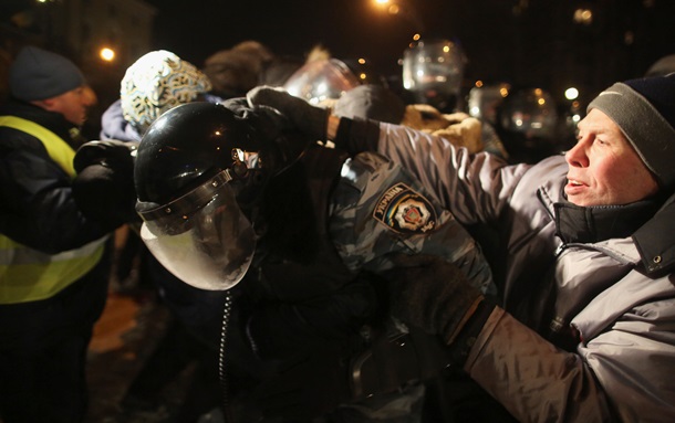 Начало штурма Евромайдана. Фоторепортаж из центра Киева в ночь на 11 декабря Начало штурма Евромайдана. Фоторепортаж из центра Киева в ночь на 11 декабря