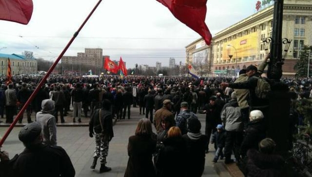 В Харькове пророссийские активисты с палками и бутылками набросились на проукраинских.