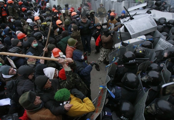 Шумовая граната разорвала ногу митингующему, у второго повреждена голова