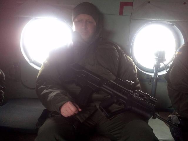Кровавый пастор с автоматом Турчинов отбыл в зону АТО. ФОТОфакт+ВИДЕО Кровавый пастор с автоматом Турчинов отбыл в зону АТО. ФОТОфакт+ВИДЕО