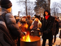 Львов: активисты штурмуют ОГА и возводят баррикады. ФОТОрепортаж+ВИДЕО