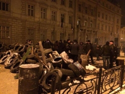 Львов: активисты штурмуют ОГА и возводят баррикады. ФОТОрепортаж+ВИДЕО