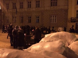 Львов: активисты штурмуют ОГА и возводят баррикады. ФОТОрепортаж+ВИДЕО