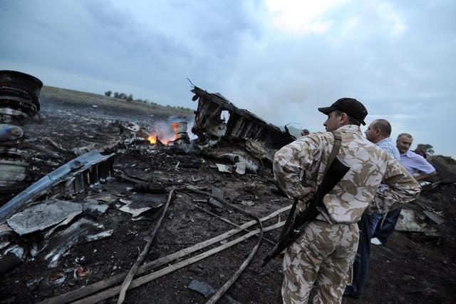 Последствия расстрела российскими боевиками малайзийского Боинга. ФОТОрепортаж Последствия расстрела российскими боевиками малайзийского Боинга. ФОТОрепортаж