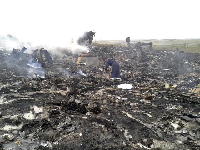 Последствия расстрела российскими боевиками малайзийского Боинга. ФОТОрепортаж Последствия расстрела российскими боевиками малайзийского Боинга. ФОТОрепортаж