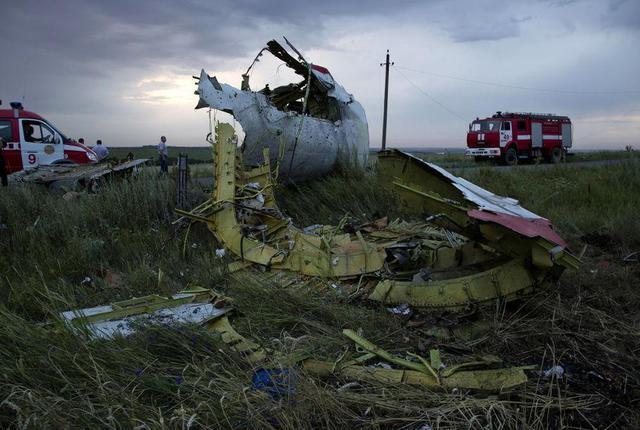 Последствия расстрела российскими боевиками малайзийского Боинга. ФОТОрепортаж Последствия расстрела российскими боевиками малайзийского Боинга. ФОТОрепортаж