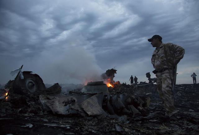 Последствия расстрела российскими боевиками малайзийского Боинга. ФОТОрепортаж Последствия расстрела российскими боевиками малайзийского Боинга. ФОТОрепортаж