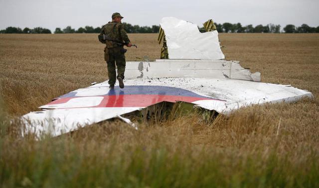 Последствия расстрела российскими боевиками малайзийского Боинга. ФОТОрепортаж Последствия расстрела российскими боевиками малайзийского Боинга. ФОТОрепортаж