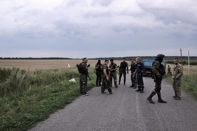 Последствия расстрела российскими боевиками малайзийского Боинга. ФОТОрепортаж Последствия расстрела российскими боевиками малайзийского Боинга. ФОТОрепортаж