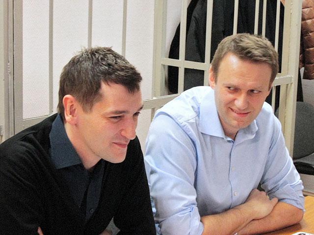 Суд приговорил Навального к 3,5 годам условно. Брата оппозиционера посадили в тюрьму Суд приговорил Навального к 3,5 годам условно. Брата оппозиционера посадили в тюрьму