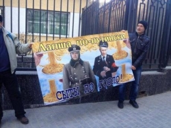 Одесситы забросали генеральное консульство России лапшой: Сыты по горло!. ФОТОрепортаж