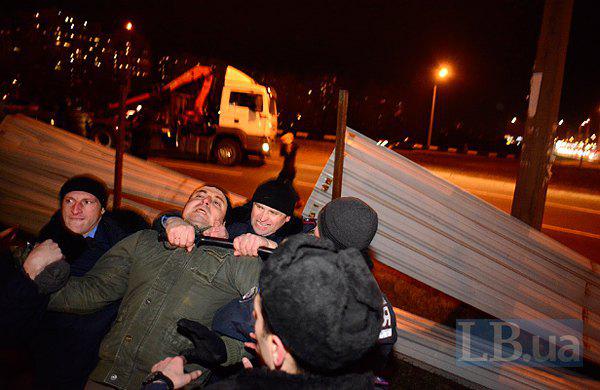 На скандальной стройке в Киеве милиция избила активистов и местных жителей. ФОТОрепортаж+ВИДЕО На скандальной стройке в Киеве милиция избила активистов и местных жителей. ФОТОрепортаж+ВИДЕО