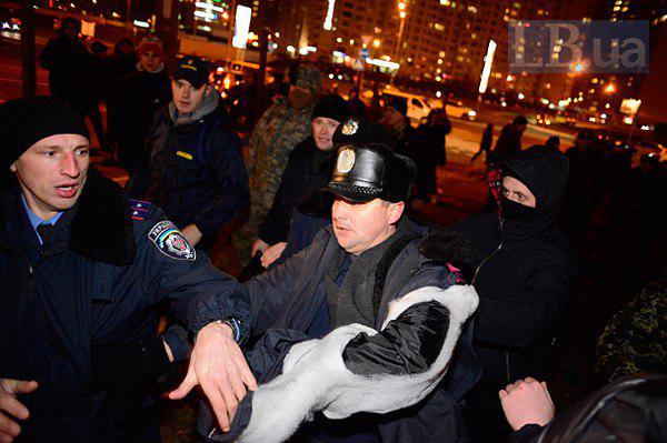 На скандальной стройке в Киеве милиция избила активистов и местных жителей. ФОТОрепортаж+ВИДЕО На скандальной стройке в Киеве милиция избила активистов и местных жителей. ФОТОрепортаж+ВИДЕО