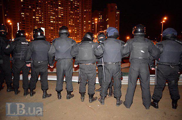 На скандальной стройке в Киеве милиция избила активистов и местных жителей. ФОТОрепортаж+ВИДЕО На скандальной стройке в Киеве милиция избила активистов и местных жителей. ФОТОрепортаж+ВИДЕО