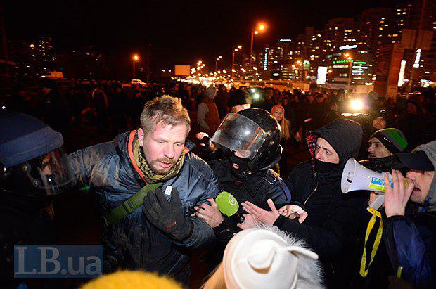 На скандальной стройке в Киеве милиция избила активистов и местных жителей. ФОТОрепортаж+ВИДЕО На скандальной стройке в Киеве милиция избила активистов и местных жителей. ФОТОрепортаж+ВИДЕО