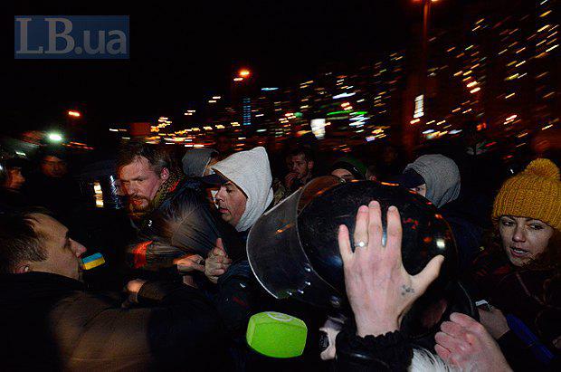 На скандальной стройке в Киеве милиция избила активистов и местных жителей. ФОТОрепортаж+ВИДЕО На скандальной стройке в Киеве милиция избила активистов и местных жителей. ФОТОрепортаж+ВИДЕО