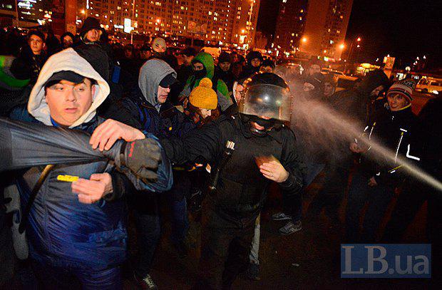 На скандальной стройке в Киеве милиция избила активистов и местных жителей. ФОТОрепортаж+ВИДЕО На скандальной стройке в Киеве милиция избила активистов и местных жителей. ФОТОрепортаж+ВИДЕО
