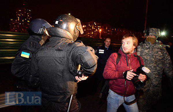 На скандальной стройке в Киеве милиция избила активистов и местных жителей. ФОТОрепортаж+ВИДЕО На скандальной стройке в Киеве милиция избила активистов и местных жителей. ФОТОрепортаж+ВИДЕО