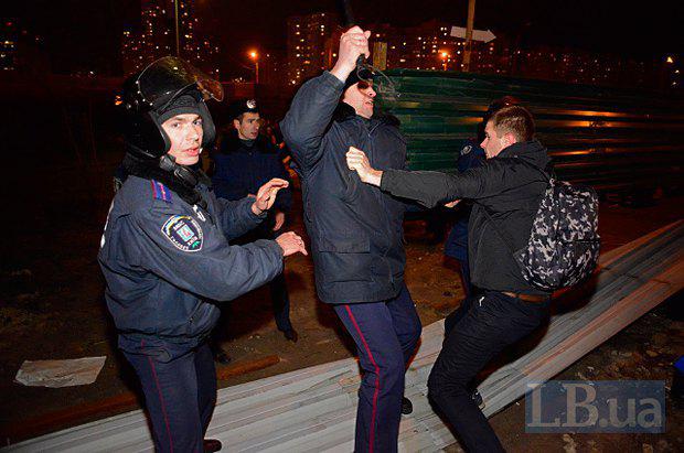 На скандальной стройке в Киеве милиция избила активистов и местных жителей. ФОТОрепортаж+ВИДЕО На скандальной стройке в Киеве милиция избила активистов и местных жителей. ФОТОрепортаж+ВИДЕО